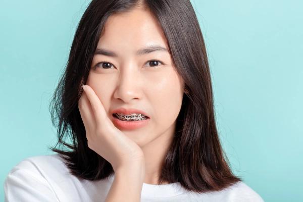Niềng răng có đau không? Giải pháp niềng răng êm ái tại Răng Hàm Mặt Hồng Ngọc